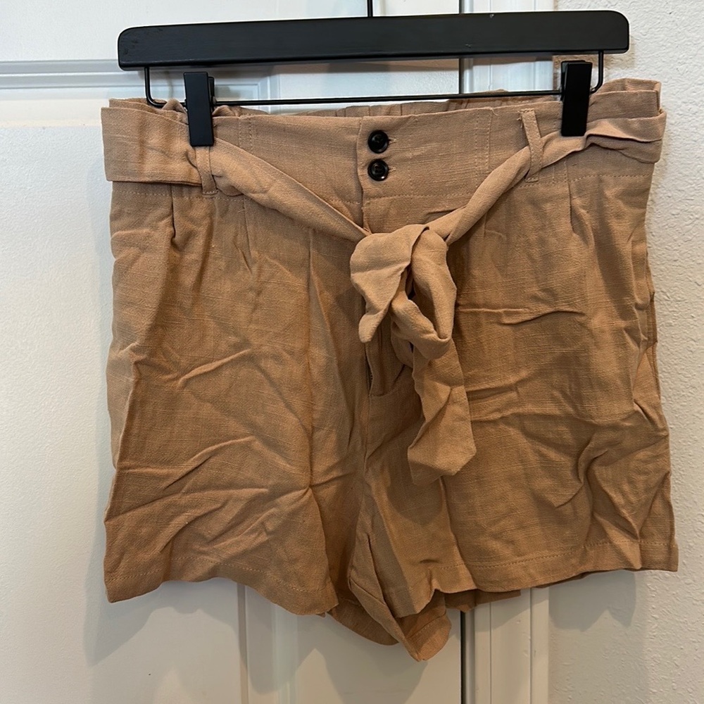 NWOT Pink Lilly Paper bag shorts. Linen. Size Large. Tan. Never worn. - Picture 2 of 5